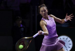 (241106) -- RIYADH, Nov. 6, 2024 (Xinhua) -- Zheng Qinwen hits a return during the round robin match between Zheng Qinwen of China and Jasmine Paolini of Italy at WTA Finals tennis tournament in Riyadh, Saudi Arabia, Nov. 6, 2024. (Xinhua/Wang Haizhou)＝ 配信日： ２０２４（令和６）年１１月７日、クレジット：新華社／共同通信イメージズ