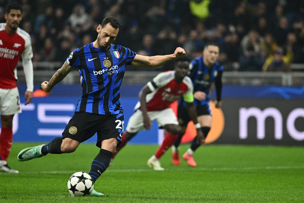 Hakan Calhanoglu of F.C. Inter is scoring the goal of of 1-0 in action during the UEFA Champions League 2024/25 League Phase MD4 match between F.C. Inter and Arsenal F.C. at San Siro Stadium on November 6, 2024 in Milan, Italy.、クレジット：ＩＰＡ　Ｓｐｏｒｔ／ＡＢＡＣＡ／共同通信イメージズ