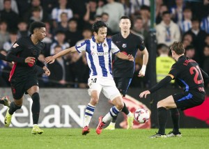 バルセロナ戦で攻め込むレアル・ソシエダードの久保（中央）＝サンセバスチャン（共同）