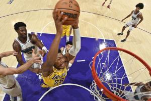 グリズリーズ戦でダンクシュートを放つレーカーズの八村＝ロサンゼルス（ＮＢＡＥ・ゲッティ＝共同）