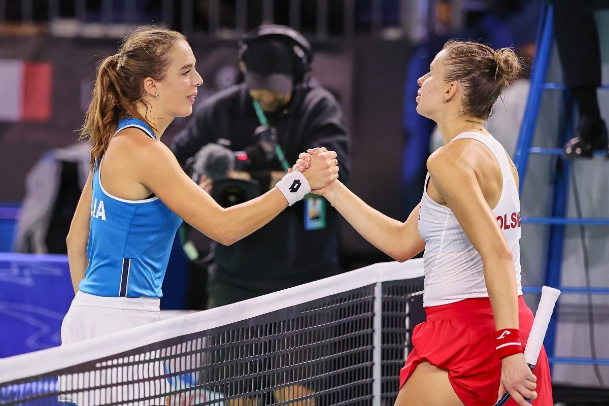 November 18, 2024, Malaga, Malaga, Spain: Lucia Bronzetti of Italy, Magda Linette of Poland, shake hands after a 2nd set match during the 2024 Billie Jean King Cup Finals - Womens Tennis (Credit Image: Â© Mathias Schulz/ZUMA Press Wire)、クレジット：©Ｍａｔｈｉａｓ　Ｓｃｈｕｌｚ／ＺＵＭＡ　Ｐｒｅｓｓ　Ｗｉｒｅ／共同通信イメージズ