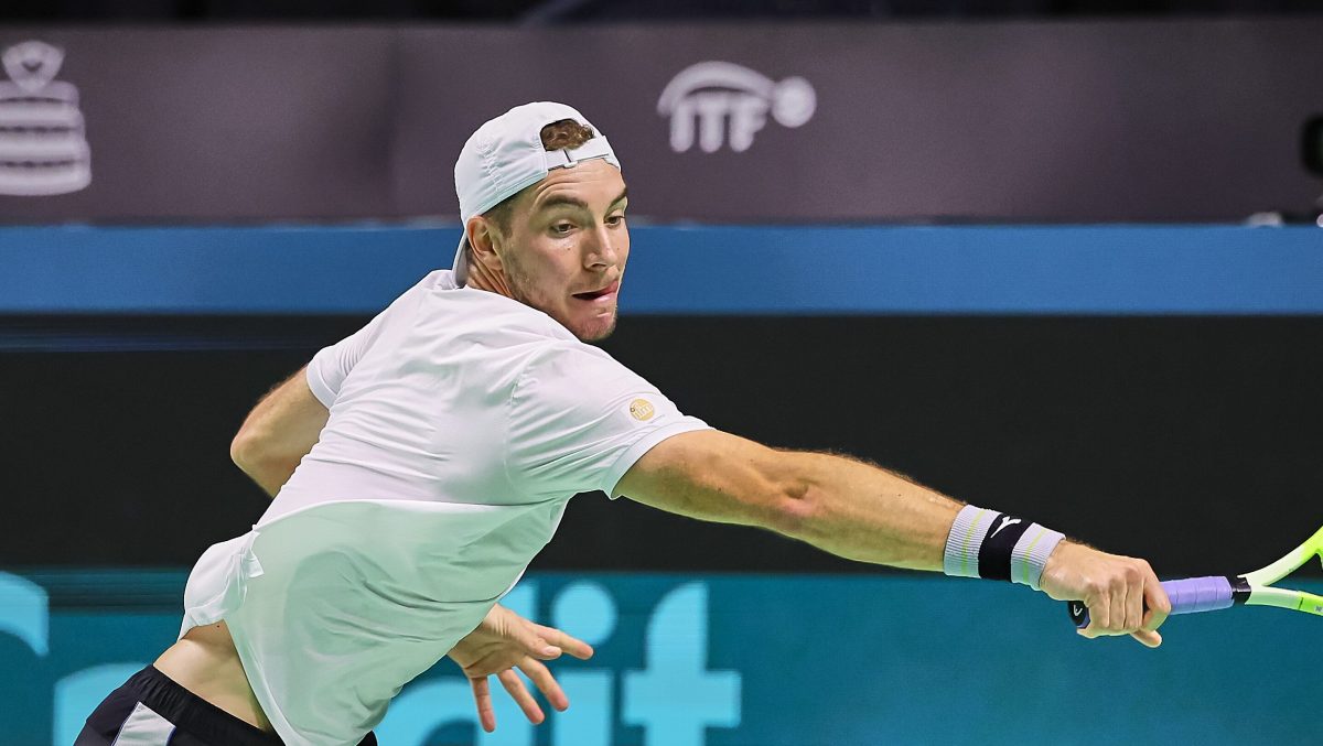 November 20, 2024, Malaga, Malaga, Spain: Jan-Lennard Struff of Germany, returns with backhand in his match against Denis Shapovalov of Canada during the 2024 DAVIS CUP FINALS - Final 8 - Mens Tennis (Credit Image: Â© Mathias Schulz/ZUMA Press Wire)、クレジット：©Ｍａｔｈｉａｓ　Ｓｃｈｕｌｚ／ＺＵＭＡ　Ｐｒｅｓｓ　Ｗｉｒｅ／共同通信イメージズ