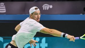 November 20, 2024, Malaga, Malaga, Spain: Jan-Lennard Struff of Germany, returns with backhand in his match against Denis Shapovalov of Canada during the 2024 DAVIS CUP FINALS - Final 8 - Mens Tennis (Credit Image: Â© Mathias Schulz/ZUMA Press Wire)、クレジット：©Ｍａｔｈｉａｓ　Ｓｃｈｕｌｚ／ＺＵＭＡ　Ｐｒｅｓｓ　Ｗｉｒｅ／共同通信イメージズ