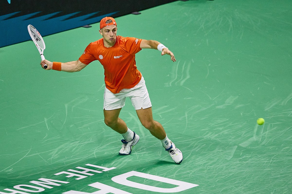 November 22, 2024, Malaga, Malaga, Spain: Tallon Griekspoor of Netherlands, returns with forehand in his match against Jan-Lennard Struff of Germany during the 2024 DAVIS CUP FINALS - Final 8 - Mens Tennis (Credit Image: Â© Mathias Schulz/ZUMA Press Wire)、クレジット：©Ｍａｔｈｉａｓ　Ｓｃｈｕｌｚ／ＺＵＭＡ　Ｐｒｅｓｓ　Ｗｉｒｅ／共同通信イメージズ