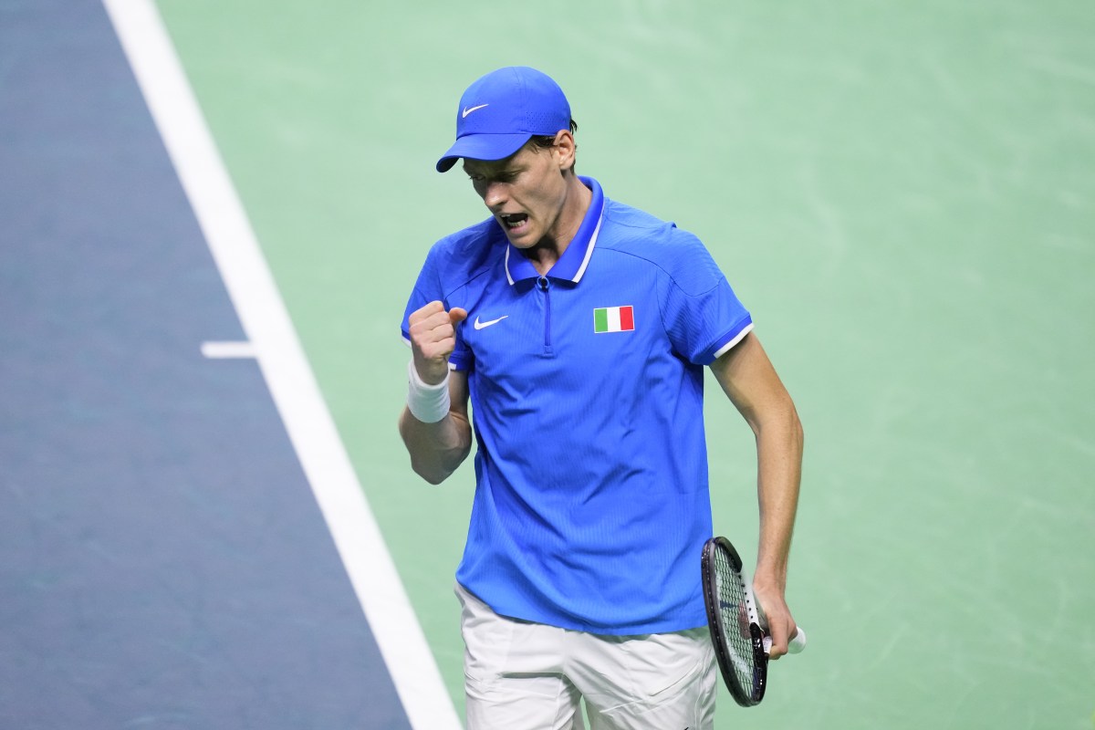 MALAGA, SPAIN - NOVEMBER 23: Jannik Sinner of Team Italy celebrates a point during his singles match against Alex de Minaur of Team Australia during the Semi-Final tie between Italy and Australia during the Davis Cup Final at Palacio de Deportes Jose Maria Martin Carpena on November 23, 2024 in Malaga, Spain. (Photo by Jose Breton/Pics Action/NurPhoto)、クレジット：Ｊｏｓｅ　Ｂｒｅｔｏｎ／ＮｕｒＰｈｏｔｏ／共同通信イメージズ