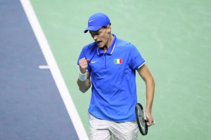 MALAGA, SPAIN - NOVEMBER 23: Jannik Sinner of Team Italy celebrates a point during his singles match against Alex de Minaur of Team Australia during the Semi-Final tie between Italy and Australia during the Davis Cup Final at Palacio de Deportes Jose Maria Martin Carpena on November 23, 2024 in Malaga, Spain. (Photo by Jose Breton/Pics Action/NurPhoto)、クレジット：Ｊｏｓｅ　Ｂｒｅｔｏｎ／ＮｕｒＰｈｏｔｏ／共同通信イメージズ