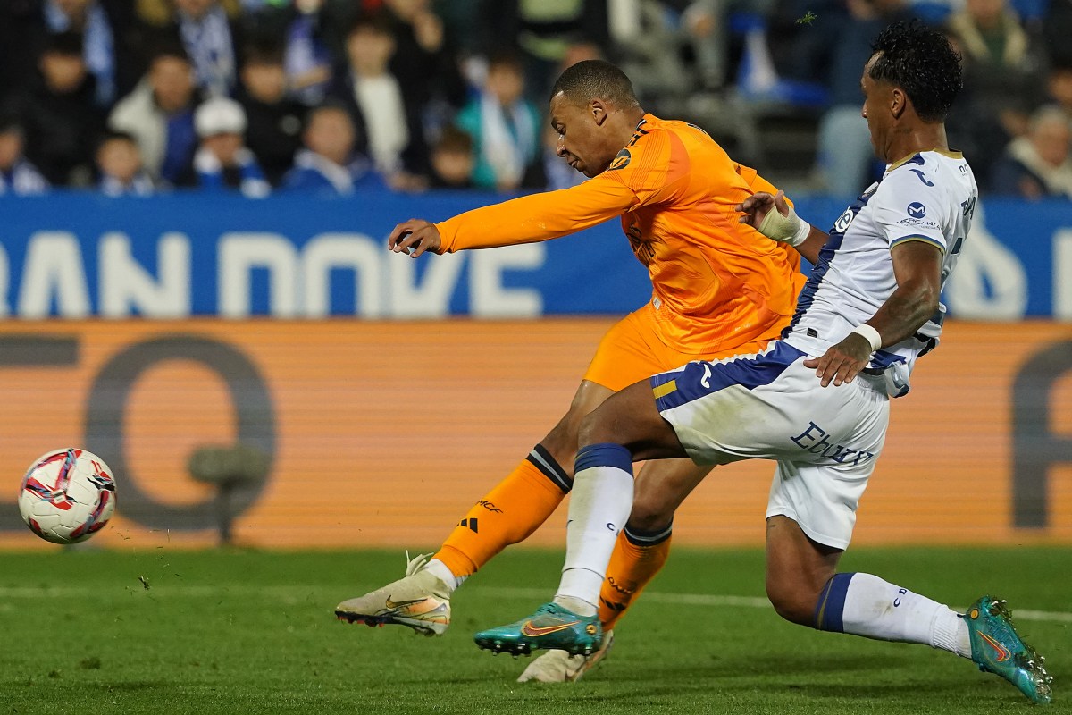CD Leganes‘ Renato Tapia (r) and Real Madrid‘s Kylian Mbappe during La Liga match. November 24, 2024. Photo by Acero/AlterPhotos/ABACAPRESS.COM、クレジット：Ａｃｅｒｏ／ＡｌｔｅｒＰｈｏｔｏｓ／ＡＢＡＣＡ／共同通信イメージズ