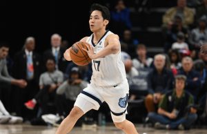 トレイルブレーザーズ戦でパスを出すグリズリーズの河村＝メンフィス（ＮＢＡＥ・ゲッティ＝共同）