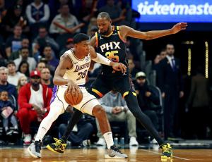 サンズ戦でデュラント（右）と競り合うレーカーズの八村＝フェニックス（ＵＳＡトゥデー・ロイター＝共同）