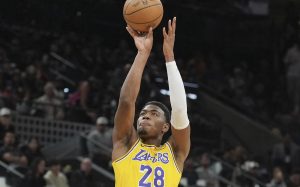 スパーズ戦でシュートを放つレーカーズの八村＝サンアントニオ（ＵＳＡトゥデー・ロイター＝共同）