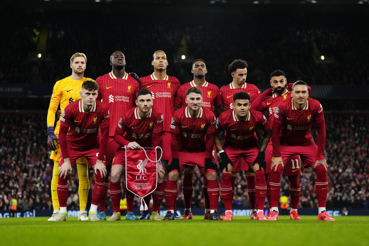 Liverpool line up prior the UEFA Champions League 2024/25 League Phase MD5 match between Liverpool FC and Real Madrid C.F. at Anfield on November 27, 2024 in Liverpool, England. (Photo by Jose Breton/Pics Action/NurPhoto)、クレジット：Ｊｏｓｅ　Ｂｒｅｔｏｎ／ＮｕｒＰｈｏｔｏ／共同通信イメージズ
