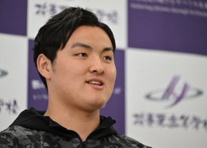 米進学を決め、「人生の可能性を広げたい」と抱負を語る佐々木麟太郎内野手＝２０２４（令和６）年２月２０日、岩手県花巻市、クレジット：岩手日報／共同通信イメージズ