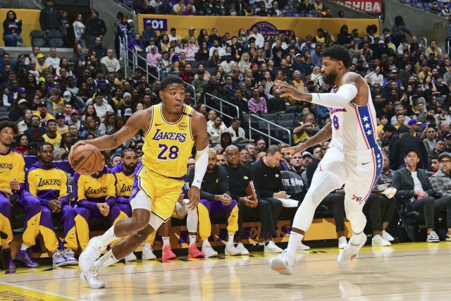 ドリブルする八村 米プロバスケＮＢＡ