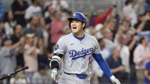 ５０本塁打の大谷 大谷、史上初の「５０―５０」 　９月１９日、マーリンズ戦の７回に５０号２ランを放ったドジャース・大谷。「５０本塁打、５０盗塁」を達成した＝マイアミ（共同）