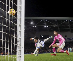 サウサンプトン戦の前半、先制ゴールを決めるブライトンの三笘。右はサウサンプトンの菅原＝ブライトン（ロイター＝共同）