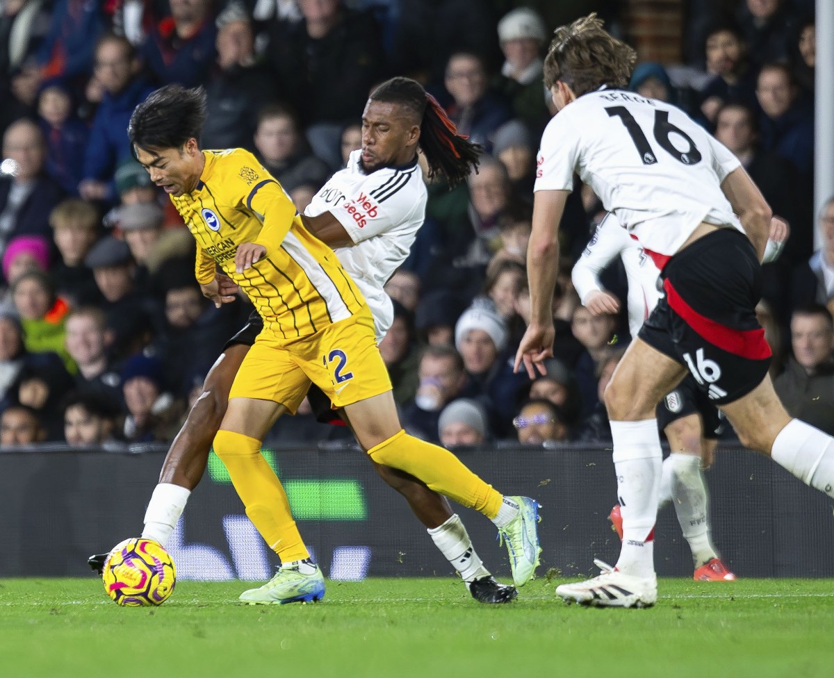 競り合う三笘 英プレミアリーグ 　フラム戦で競り合うブライトンの三笘（左）＝ロンドン（共同）