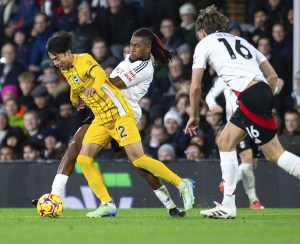 競り合う三笘 英プレミアリーグ 　フラム戦で競り合うブライトンの三笘（左）＝ロンドン（共同）