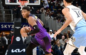 ホークス戦でドリブルするレーカーズの八村＝アトランタ（ＮＢＡＥ・ゲッティ＝共同）