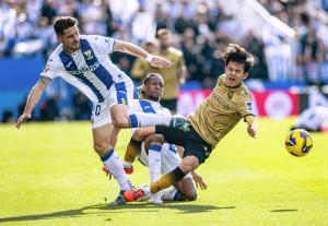 レガネス戦の前半、競り合うレアル・ソシエダードの久保（右）＝レガネス（共同）