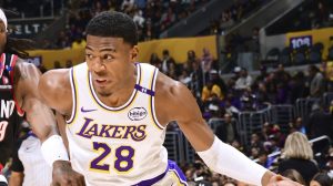 トレイルブレーザーズ戦で攻め込むレーカーズの八村＝ロサンゼルス（ＮＢＡＥ・ゲッティ＝共同）