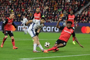 10 December 2024, North Rhine-Westphalia, Leverkusen: Soccer: Champions League, Bayer Leverkusen - Inter Milan, preliminary round, matchday 6, BayArena. Milan‘s Mehdi Taremi (center) and Leverkusen‘s Edmond Tapsoba (right) fight for the ball. Photo: Rolf Vennenbernd/dpa、クレジット：ＤＰＡ／共同通信イメージズ
