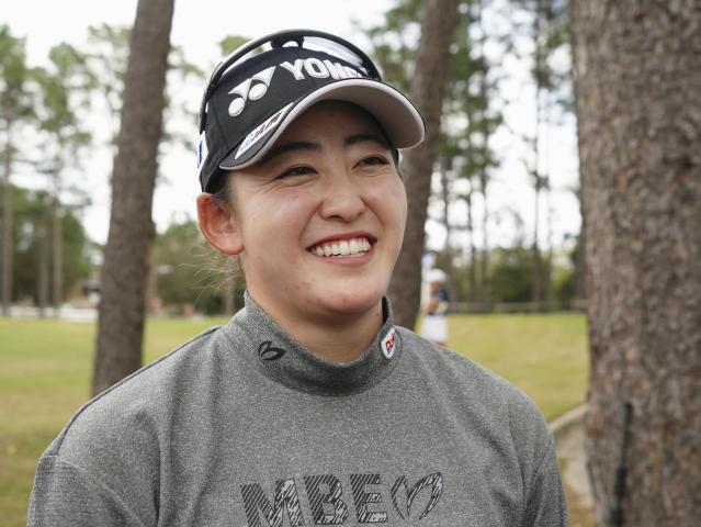 取材に応じる岩井千 米女子ゴルフ最終予選会