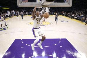 グリズリーズ戦でダンクシュートを決めるレーカーズの八村＝ロサンゼルス（ＵＳＡトゥデー・ロイター＝共同）