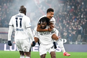 「ＬａＰｒｅｓｓｅ」 Napoli’s Andre-Frank Zambo Anguissa celebrates after scoring the 0-1 goal for his team during the Serie A soccer match between Genoa and Napoli at the Luigi Ferraris Stadium in Genoa, Italy - Saturday, December 21, 2024. Sport - Soccer . (Photo by Tano Pecoraro/Lapresse)、クレジット：ＬａＰｒｅｓｓｅ／共同通信イメージズ