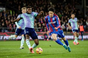 Premier League - Crystal Palace v Arsenal - Selhurst Park December 21, 2024, London, England, United Kingdom: London, England, December 21 2024: Daichi Kamada (18 Crystal Palace) and Thomas Partey (5 Arsenal) in action during the Premier League game between Crystal Palace and Arsenal at Selhurst Park in London, England. (Credit Image: Â© Pedro Porru/Sport Press Photo via ZUMA Press)、クレジット：©Ｐｅｄｒｏ　Ｐｏｒｒｕ／Ｓｐｏｒｔ　Ｐｒｅｓｓ　Ｐｈｏｔｏ　ｖｉａ　ＺＵＭＡ　Ｐｒｅｓｓ／共同通信イメージズ