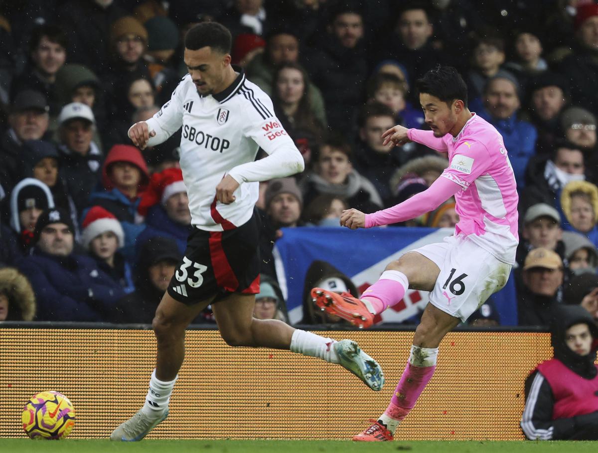 フラム戦でパスを出すサウサンプトンの菅原（右）＝ロンドン（共同）