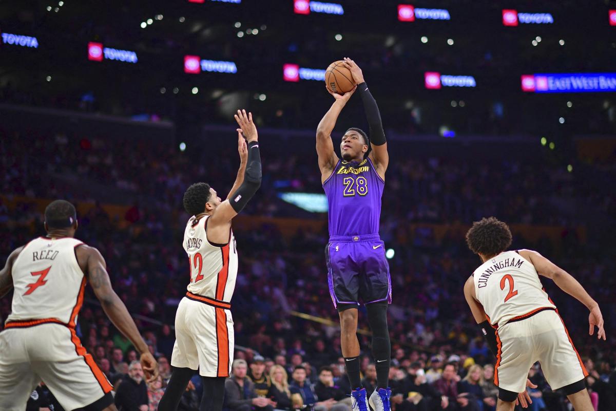 ピストンズ戦でシュートを放つレーカーズの八村＝ロサンゼルス（ＵＳＡトゥデー・ロイター＝共同）