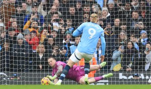 December 26, 2024, Manchester, Lancashire, England: 26th December 2024; Etihad Stadium, Manchester, England; Premier League Football, Manchester City versus Everton; Everton goalkeeper Jordan Pickford denies Erling Haaland of Manchester City from the penalty spot (Credit Image: © David Blunsden/Action Plus Sports via ZUMA Press Wire)、クレジット：©Ｄａｖｉｄ　Ｂｌｕｎｓｄｅｎ／ＡＰＳ　ｖｉａ　ＺＵＭＡ　Ｐｒｅｓｓ　Ｗｉｒｅ／共同通信イメージズ