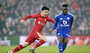 レスター戦でプレーするリバプールの遠藤（左）＝リバプール（共同）