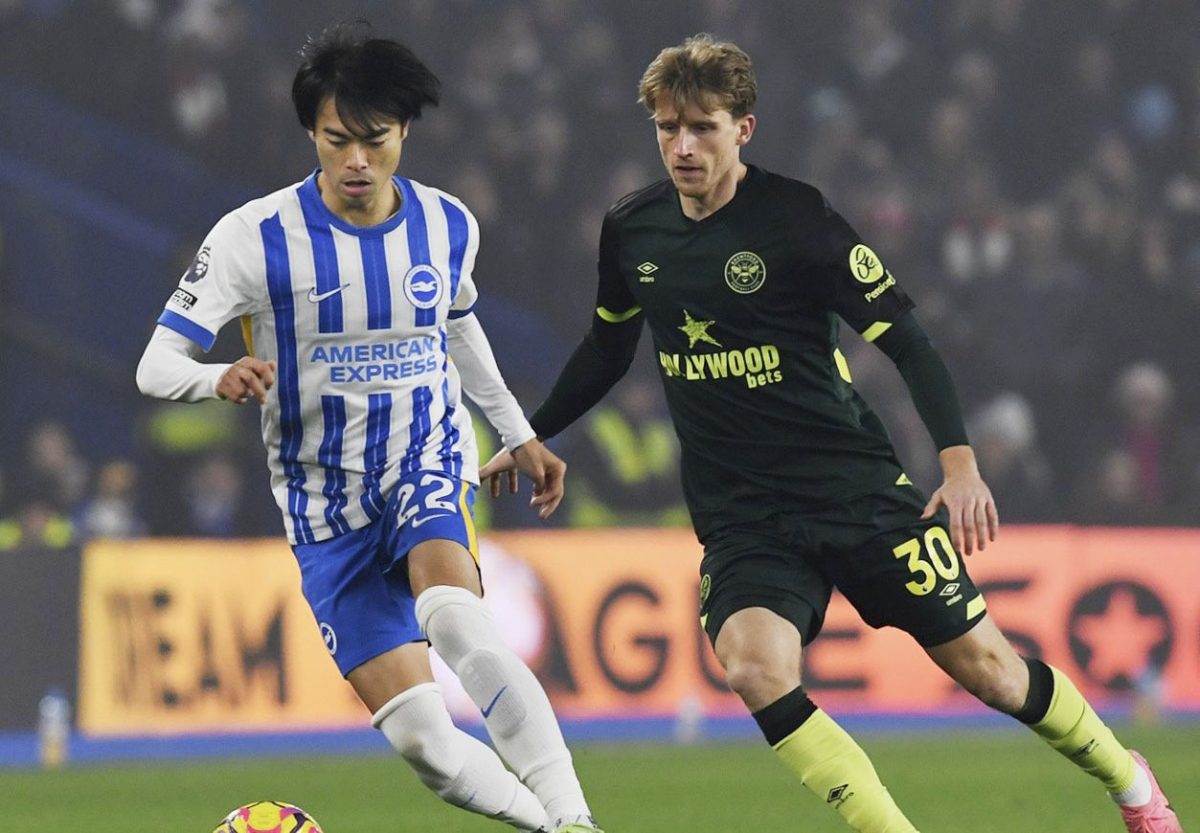 ブレントフォード戦の前半、攻め込むブライトンの三笘（左）＝ブライトン（共同）