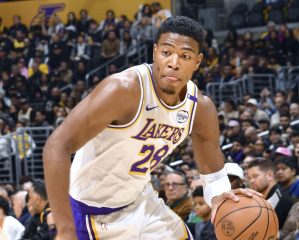 キングズ戦でボールを運ぶレーカーズの八村＝ロサンゼルス（ＮＢＡＥ・ゲッティ＝共同）