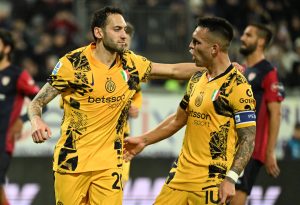 (241229) -- CAGLIARI, Dec. 29, 2024 (Xinhua) -- Inter Milan‘s Hakan Calhanoglu (L) celebrates his goal with teammate Lautaro Martinez during a Serie A football match between Cagliari and Inter Milan in Cagliari, Italy, Dec. 28, 2024. (Photo by Diego Petrussi/Xinhua)＝ 配信日： ２０２４（令和６）年１２月２９日、クレジット：新華社／共同通信イメージズ