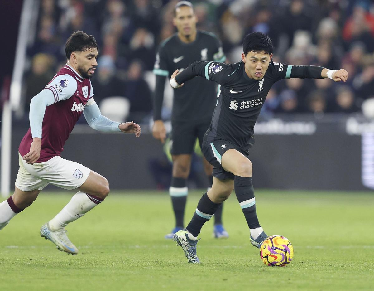 ウェストハム戦の後半、攻め込むリバプールの遠藤（右）＝ロンドン（共同）