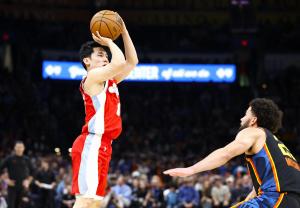 サンダー戦でシュートを放つグリズリーズの河村（左）＝オクラホマシティー（ＵＳＡトゥデー・ロイター＝共同）