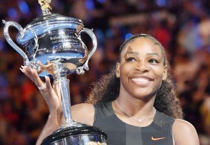女子シングルスで優勝し、トロフィーを手に笑顔のセリーナ・ウィリアムズ＝メルボルン（共同）