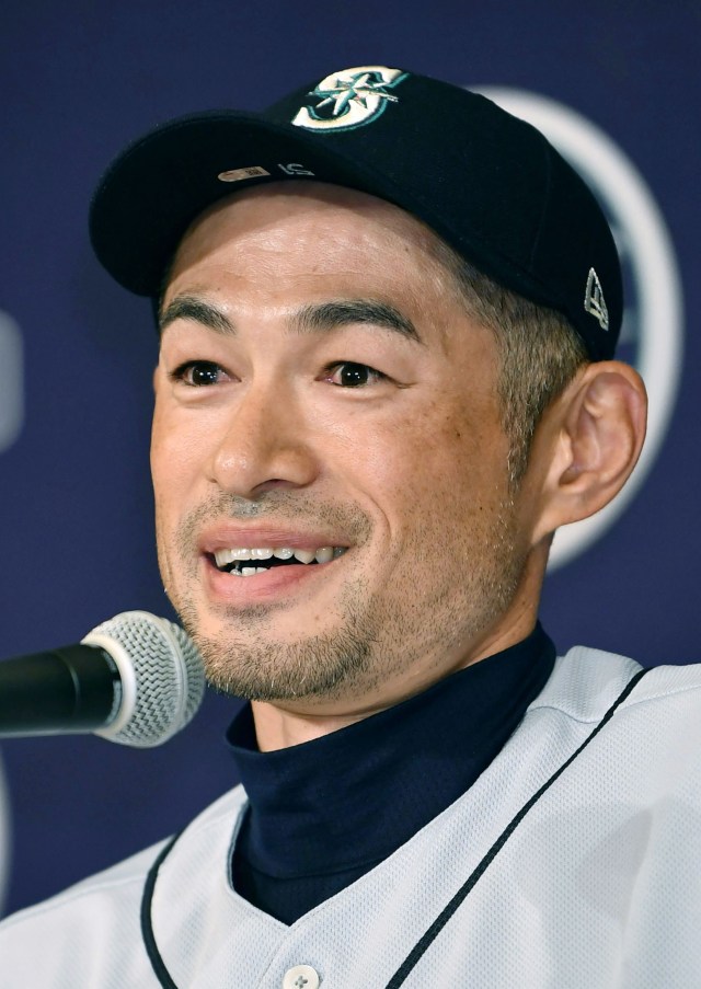 引退会見　笑顔見せるイチローさん