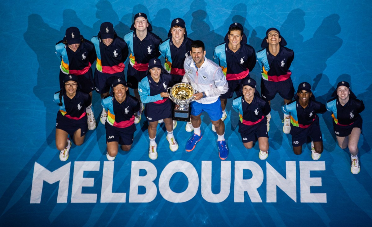 (230129) -- MELBOURNE, Jan. 29, 2023 (Xinhua) -- Novak Djokovic of Serbia poses with ball kids during the awarding ceremony after the men‘s singles final match between Novak Djokovic of Serbia and Stefanos Tsitsipas of Greece at Australian Open tennis tournament, in Melbourne, Australia, Jan. 29, 2023. (Photo by Hu Jingchen/Xinhua)＝ 配信日： ２０２３（令和５）年１月２９日、クレジット：新華社／共同通信イメージズ