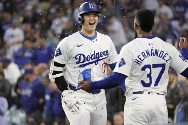 １３号２ランの大谷を出迎えるＴ・ヘルナンデス