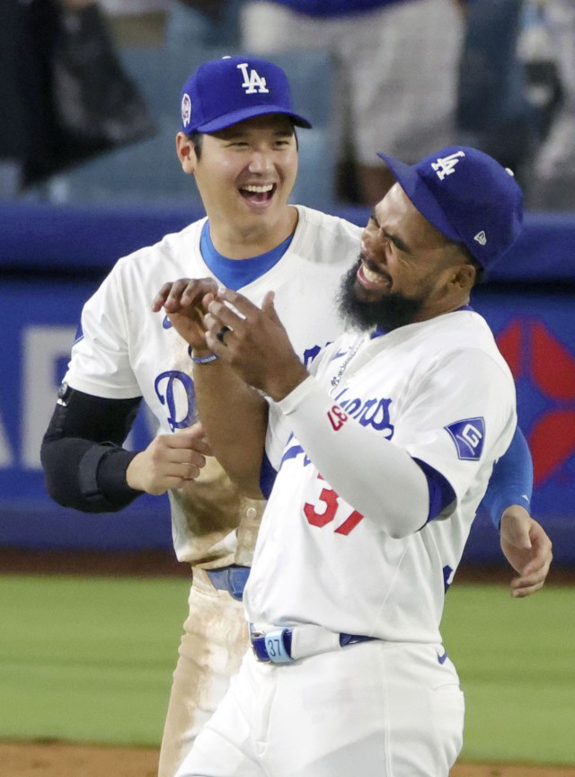 カブスに勝利したＴ・ヘルナンデスと笑顔の大谷