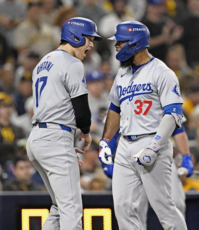 満塁本塁打を放ったドジャースのＴ・ヘルナンデスを迎える大谷