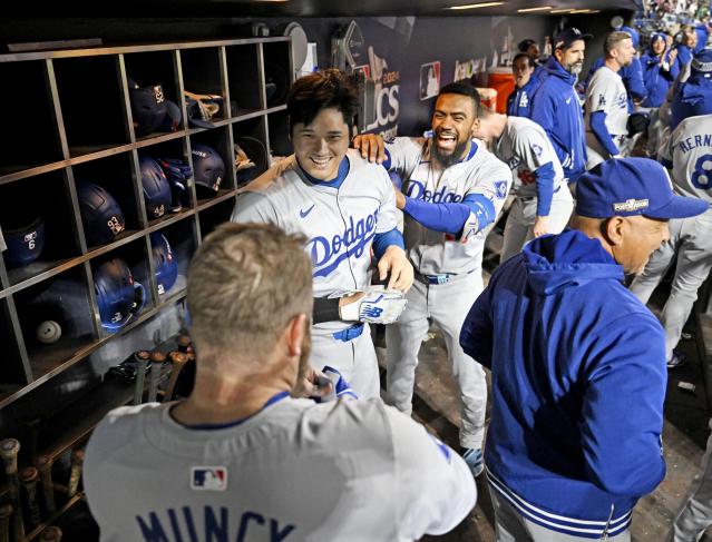 ３ランを放ちＴ・ヘルナンデスらに祝福される大谷