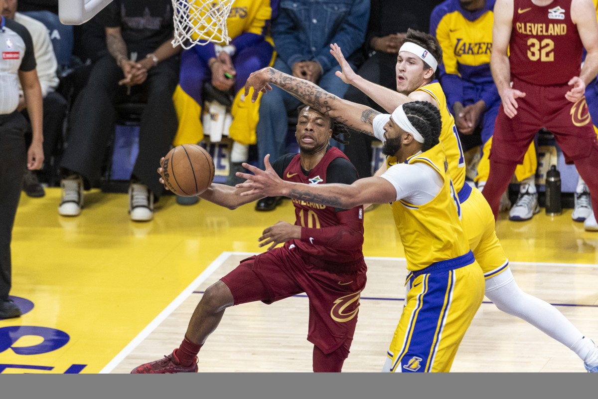 December 31, 2024, Los Angeles, California, United States: Cleveland Cavaliers‘ Darius Garland (L) looks to pass while defended by Los Angeles Lakers‘ Anthony Davis #3 and Austin Reaves #15 during an NBA basketball game at Crypto.com Arena. NBA 2024: Cavaliers 122: 110 Lakers (Credit Image: © Ringo Chiu/SOPA Images via ZUMA Press Wire)、クレジット：©Ｒｉｎｇｏ　Ｃｈｉｕ／ＳＯＰＡ　Ｉｍａｇｅｓ　ｖｉａ　ＺＵＭＡ　Ｐｒｅｓｓ　Ｗｉｒｅ／共同通信イメージズ