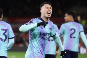 January 1, 2025, London: London, England, 1st January 2025. Gabriel Martinelli of Arsenal celebrates after scoring to make it 3-1 during the Premier League match at Gtech Community Stadium, London. (Credit Image: © Paul Terry/CSM via ZUMA Press Wire)、クレジット：©Ｐａｕｌ　Ｔｅｒｒｙ／ＣＳＭ　ｖｉａ　ＺＵＭＡ　Ｐｒｅｓｓ　Ｗｉｒｅ／共同通信イメージズ
