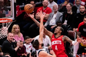 (250102) -- HOUSTON, Jan. 2, 2025 (Xinhua) -- Jalen Green (R) of Houston Rockets lays upthe ball during the 2024-2025 NBA regular season match between Houston Rockets and Dallas Mavericks in Houston, Texas, the United States, Jan. 1, 2025. (Photo by Chen Chen/Xinhua)＝ 配信日： ２０２５（令和７）年１月２日、クレジット：新華社／共同通信イメージズ