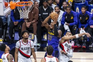 January 2, 2025, Los Angeles, California, United States: Los Angeles Lakers‘ Rui Hachimura #28 goes to basket under pressure from Portland Trail Blazers‘ Toumani Camara #33 during an NBA basketball game at Crypto.com Arena. Final score; Lakers 114:106 Trail Blazers (Credit Image: © Ringo Chiu/SOPA Images via ZUMA Press Wire)、クレジット：©Ｒｉｎｇｏ　Ｃｈｉｕ／ＳＯＰＡ　Ｉｍａｇｅｓ　ｖｉａ　ＺＵＭＡ　Ｐｒｅｓｓ　Ｗｉｒｅ／共同通信イメージズ