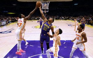 ホークス戦でリバウンドを争うレーカーズの八村（２８）＝ロサンゼルス（ゲッティ＝共同）